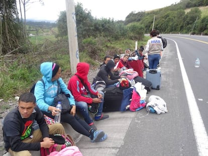 Un grupo de venezolanos en las afueras de la ciudad ecuatoriana de Tulcán.
 