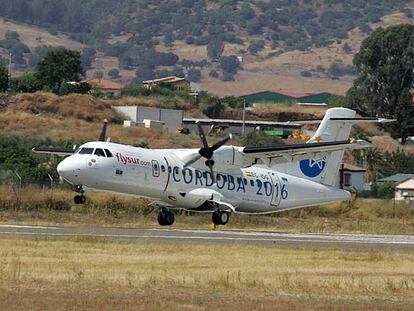 Un avión de Flysur aterrizaba ayer en el aeropuerto de Córdoba.