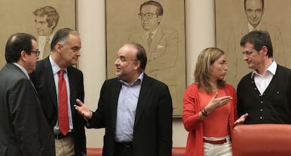 De izquierda a derecha, Jorde Jané (CiU), Esteban Gonzalez Pons (PP), Rodolfo Benito (CC OO), Carme Chacón (PSC) y Frederic Monell (UGT), hoy, en el Congreso.