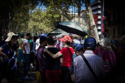 Turistas combatiendo el calor en Barcelona.