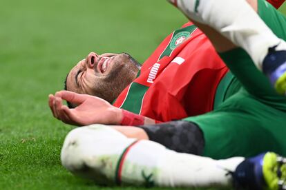 Hakim Ziyech, de Marruecos, tendido en el suelo tras sufrir un golpe en el partido frente a Francia. 