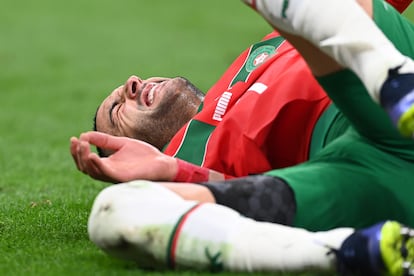 Hakim Ziyech, de Marruecos, tendido en el suelo tras sufrir un golpe en el partido frente a Francia.