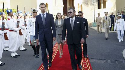 El rey de Marruecos, Mohamed VI, junto a los reyes de España, Felipe VI y Letizia, durnate su visita a Marruecos en 2014.