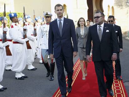 El rey de Marruecos, Mohamed VI, junto a los reyes de España, Felipe VI y Letizia, durnate su visita a Marruecos en 2014.