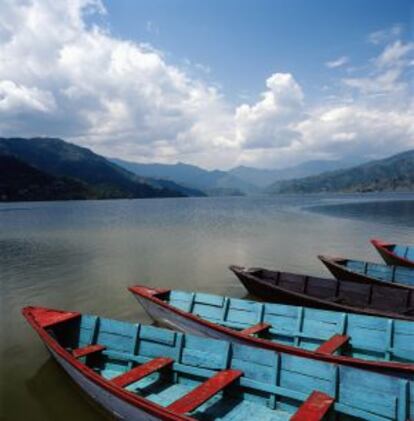 El lago de Pokhara, en Nepal.