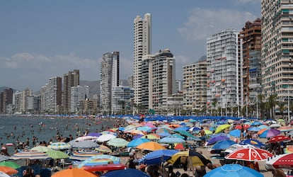 Turistas y rascacielos en Benidorm.
