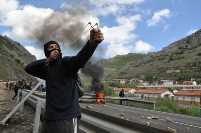 Un minero lanzan piedras durante la protesta en Ciñera.