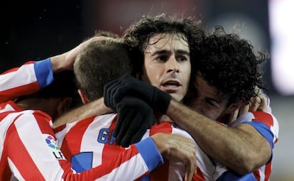 Los jugadores del Atlético celebran un gol con Tiago.