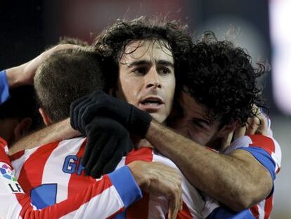 Los jugadores del Atl&eacute;tico celebran un gol con Tiago.