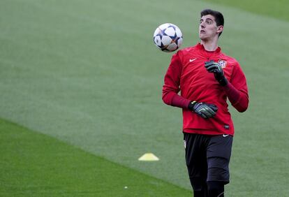 El portero Courtois controla un balón durante la sesión de entrenamiento previa al choque de cuartos de final de la Champions ante el Barcelona.