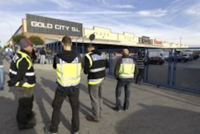 Agentes de la Policía Nacional durante el registro a negocios de ciudadanos chinos en el polígono industrial Cobo Calleja, Fuenlabrada