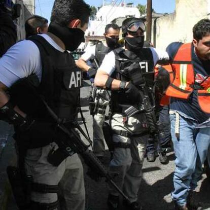 Imagen tomada el 21 de febrero de 2007 de miembros de la Agencia Federal de Investigaciones y de la Policía Federal Preventiva , durante sus operativos contra el crimen organizado en Ciudad de México.