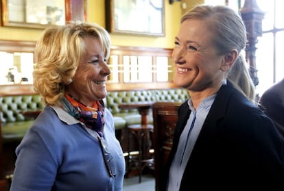 La presidenta del PP de Madrid, Esperanza Aguirre (i), y la delegada del Gobierno, Cristina Cifuentes, durante unas jornadas organizadas por el Partido Popular en Madrid, el 13 de abril de 2013.