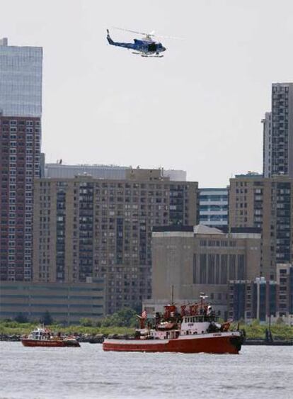 Los equipos de rescate de la ciudad de Nueva York después de que un avión y un helicóptero chocasen en el aire y se precipitasen al río Hudson