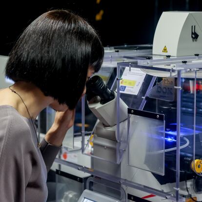 MADRID, SPAIN - SEPTEMBER 23: The Minister of Science and Innovation, Diana Morant, looks through a microscope during her visit to the Spanish National Cancer Research Center (CNIO), September 23, 20220, in Madrid, Spain. The CNIO's goal is to develop new ways to prevent, diagnose and treat cancer. (Photo By Ricardo Rubio/Europa Press via Getty Images)