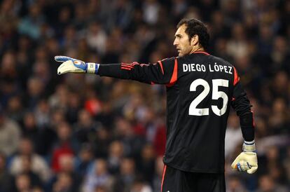 El nuevo portero del Real Madrid, Diego López (31 años, procedente del Sevilla), da instrucciones a sus compañeros, durante su partido de debut con los blancos ante el Barcelona.