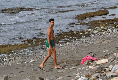 Djokovic, el pasado mes de mayo en la playa de Marbella. / KMJ