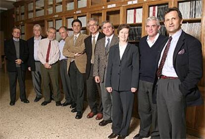 De derecha a izquierda, Carlos Martínez Alonso, Jesús Ávila, Margarita Salas, José López Barneo, Joan Guinovart, Federico Mayor, Miguel Beato, Vicente Rubio, Félix Goñi y Mariano Barbacid.