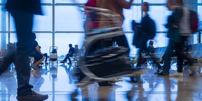 Pasajeros caminan por el aeropuerto de Barcelona-El Prat.