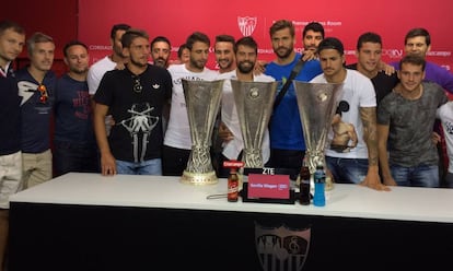 Coke, con sus compañeros en su despedida del Sevilla.