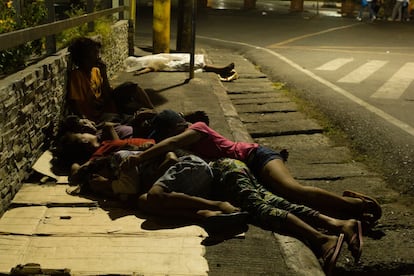 Niños filipinos duermen en la acera. Se estima que hay 30.000 menores en indigentes en Manila y 200.000 en todo el país. 