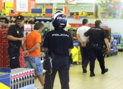 Momento en el que agentes de la Policía Nacional ha detenido hoy, jueves 6 de septiembre de 2012, a dos de los ocho jornaleros del Sindicato Andaluz de Trabajadores (SAT).
