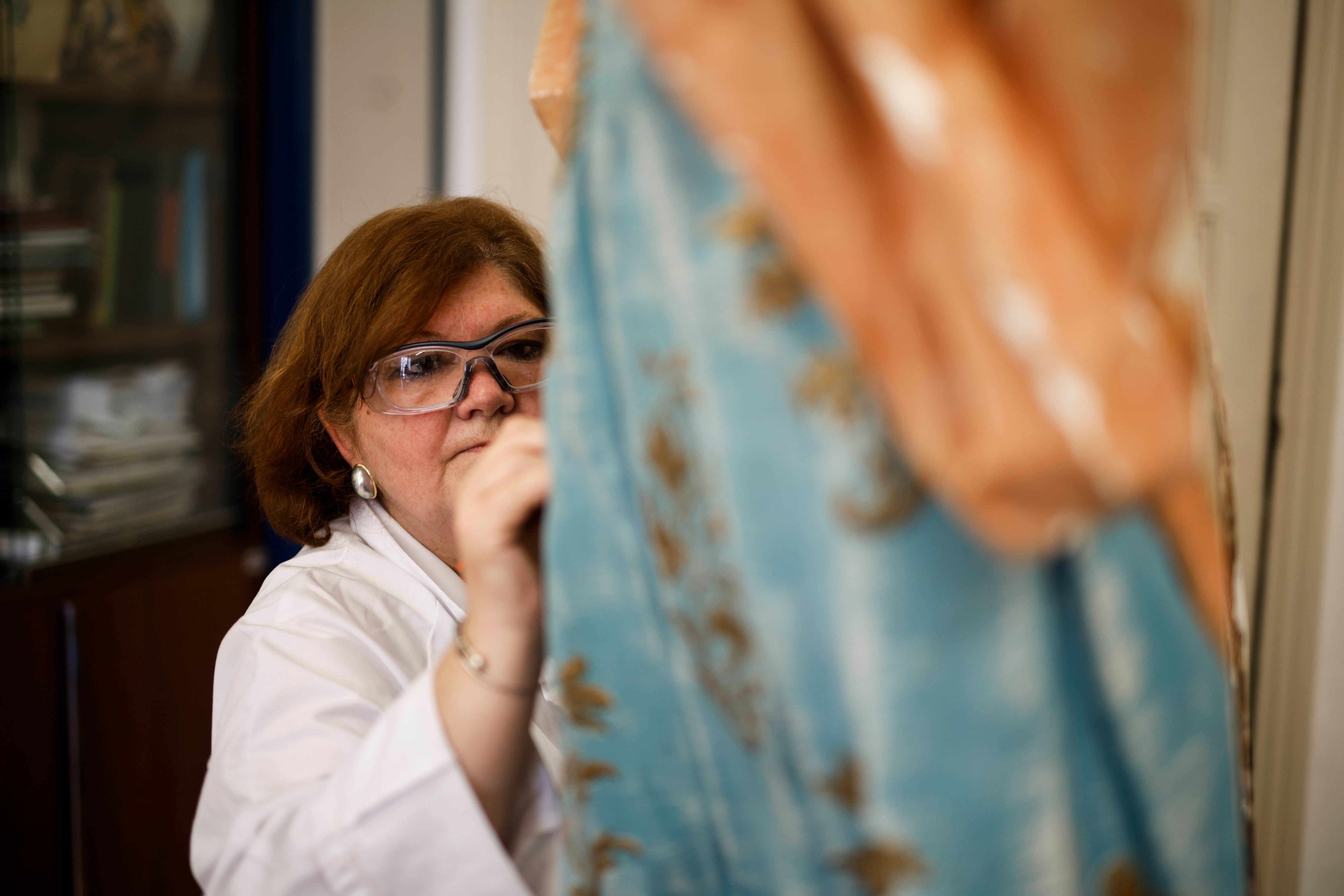 La restauradora Ana Loureiro trabaja en una talla de una Santa Isabel en el Taller de escultura de Patrimonio Nacional en el Palacio Real de Madrid, el 29 de mayo.