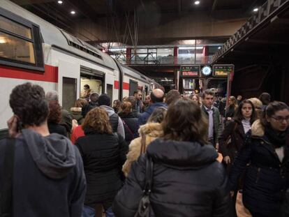 Imagen de archivo de viajeros en la estaci&oacute;n de Atocha Cercan&iacute;as.