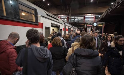 Imagen de archivo de viajeros en la estación de Atocha Cercanías.