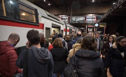 Imagen de archivo de viajeros en la estaci&oacute;n de Atocha Cercan&iacute;as.