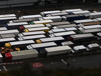 Decenas de camiones hacen cola en el puerto de Dover, el pasado diciembre.