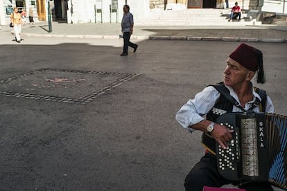 En las calles de Sarajevo, las cicatrices causadas por las bombas en el cemento fueron rellenadas con resina de color rojo.