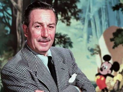 Walt Disney e Mickey Mouse ao fundo.