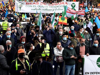 Ambiente de la manifestación por el paseo de la Castellana de Madrid, este domingo.