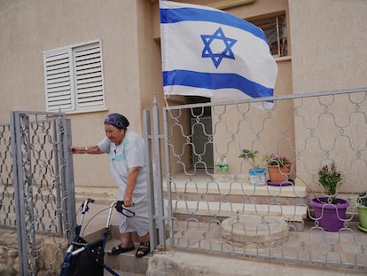 Rachel Marciano, de 85 años y llegada a Israel en 1963 desde Tetuán (Marruecos), el domingo a la entrada de su vivienda en Ofakim.