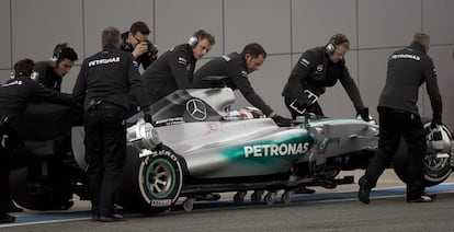 Los mecánicos de Mercedes asisten a Lewis Hamilton, que se le ha quedado parado el coche en la entrada del 'pit lane'.