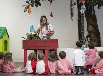 Coni, maestra de la Escuela Infantil Al Cole, de València, con sus alumnos en clase.