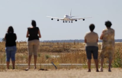 Local residents of villages around Teruel watch as a jumbo jet comes into land at the airport