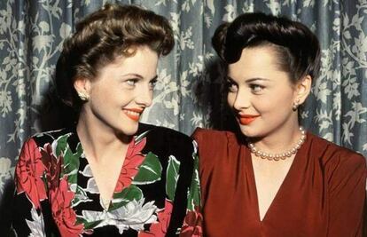 Olivia de Havilland y Joan Fontaine.

Olivia fue Melania en Lo que el viento se llevó y Fontaine fue una de las musas de Alfred Hitchcock y la protagonista de Rebeca. Las hermanas tuvieron una relación tormentosa, llena de rivalidad y envidias. “Yo me casé primero, gané el Oscar antes que Olivia y, si muero antes que ella, seguramente se indignará porque la he ganado también en eso”, llegó a decir Fontaine. La relación con su hermana fue tan mala que ni la muerte de su madre pudo reconciliarlas. En su enemistad se inspiró Robert Aldrich para rodar ¿Qué fue de Baby Jane?, que protagonizaron Bette Davis y Joan Crawford en 1962.