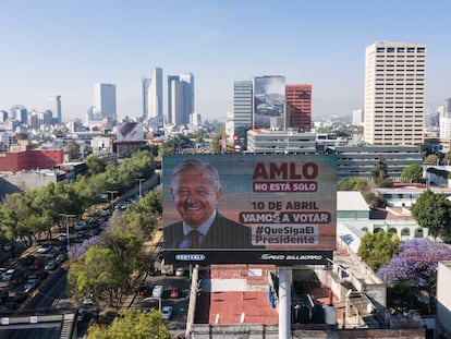 Espectaculares con propaganda de la Revocación de Mandato a favor del presidente de México  Andrés Manuel López Obrador en la Ciudad de México.