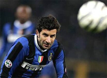 Figo, en una acción con el Inter