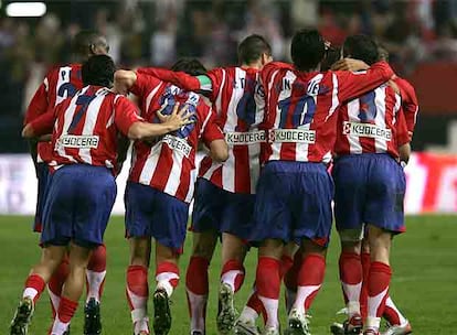 Los jugadores del Atlético vuelven abrazados al círculo central tras marcar un gol.