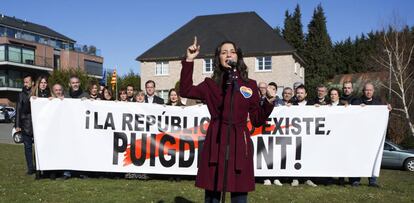 Inés Arrimadas, ante la casa de Waterloo donde vive Carles Puigdemont, el domingo pasado. 