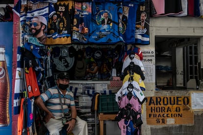 Las calles de San Salvador se han inundado de imágenes del presidente Nayib Bukele en anticipación a su probable reelección en la contienda de este domingo 4 de febrero. En la imagen, un local vende camisetas de fútbol y camisetas con el rostro del presidente.