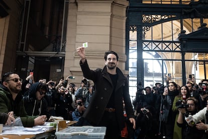 Gonzalo Winter, candidato presidencial, emite su voto en la Estación Mapocho, durante la jornada de elecciones primarias presidenciales en Santiago, Chile.