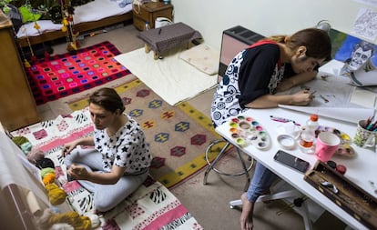 Azin y Ameneh trabajan en el diseño de alfombras en la habitación de la primera.