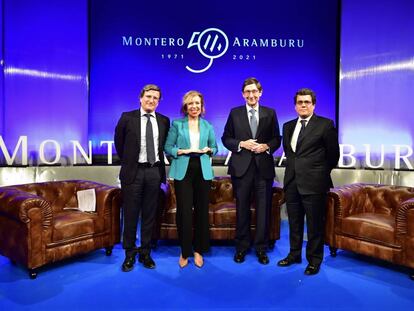 De izquierda a derecha: Javier Valdecantos (socio codirector de Montero Aramburu), Susana Criado (periodista económica), José Ignacio Goirigolzarri (presidente de Caixabank) y Leonardo Neri (socio codirector de Montero Aramburu).