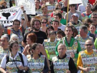 Participantes en la Korrika a su paso por Bayona. 