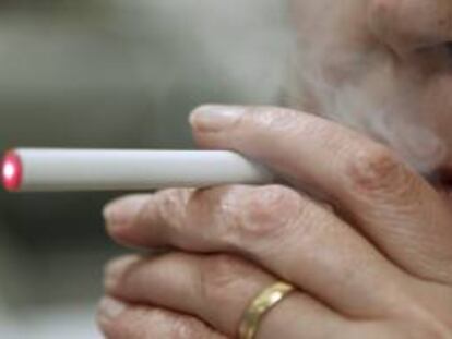 Con 43 votos a favor y 8 en contra, el Concejo Municipal de Nueva York prohibió el uso de cigarrillos electrónicos en lugares públicos. EFE/Archivo
