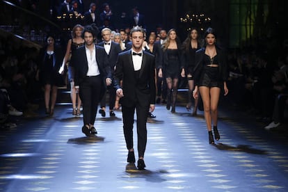 Esta imagen vale millones (de followers): el &#039;youtuber&#039; cameron dallas cerr&oacute; el desfile O/I 17 de Dolce &amp; Gabbana